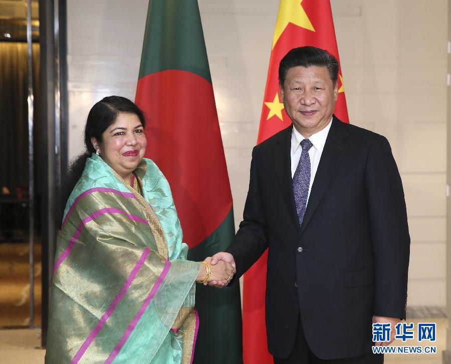 10月14日，國(guó)家主席習(xí)近平在達(dá)卡會(huì)見(jiàn)孟加拉國(guó)國(guó)民議會(huì)議長(zhǎng)喬杜里。 新華社記者蘭紅光攝 