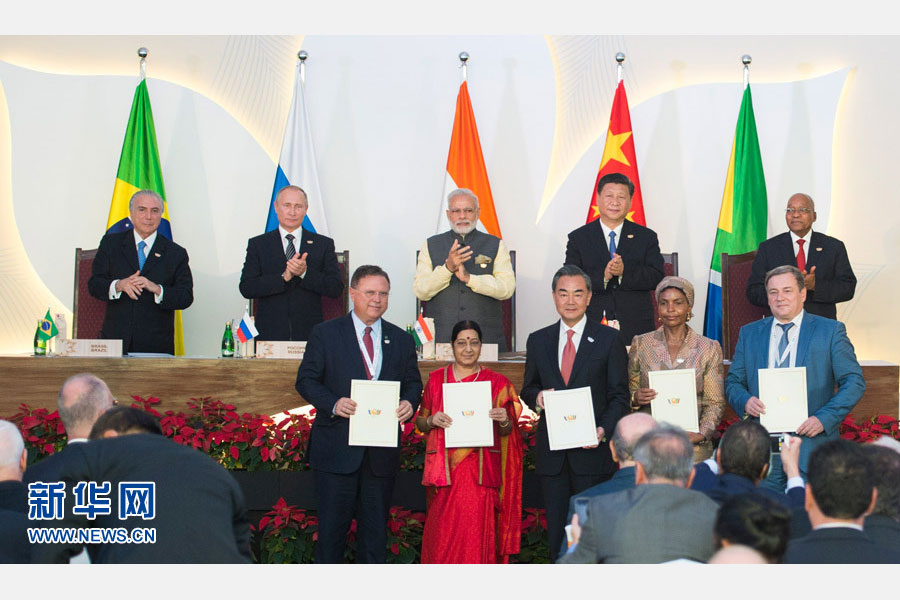 10月16日，金磚國家領(lǐng)導(dǎo)人第八次會晤在印度果阿舉行。中國國家主席習(xí)近平、印度總理莫迪、南非總統(tǒng)祖馬、巴西總統(tǒng)特梅爾、俄羅斯總統(tǒng)普京出席。這是會晤結(jié)束后，5國領(lǐng)導(dǎo)人共同見證合作文件的簽署，并出席聯(lián)合記者會。新華社記者謝環(huán)馳攝 