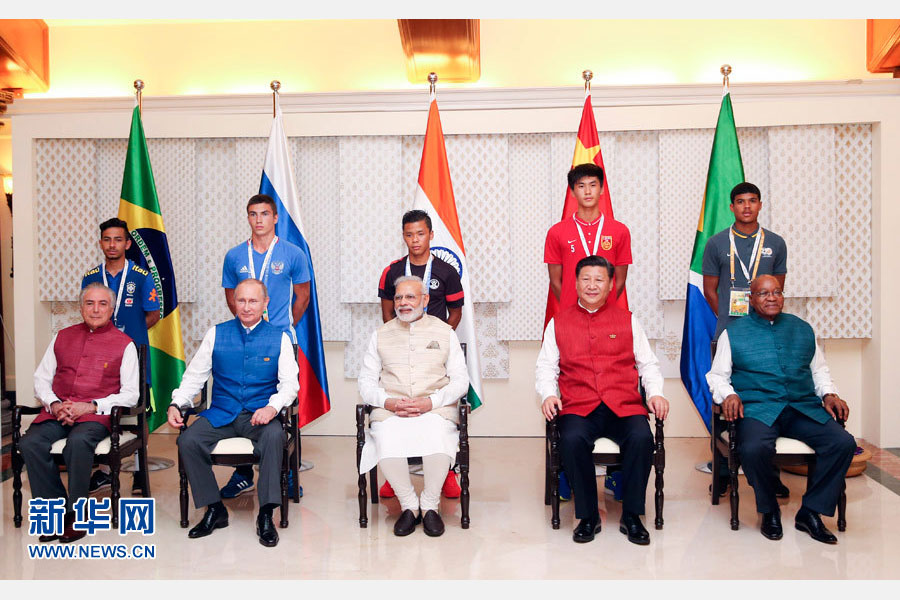 10月15日，國家主席習(xí)近平與印度總理莫迪、南非總統(tǒng)祖馬、巴西總統(tǒng)特梅爾、俄羅斯總統(tǒng)普京在印度果阿同參加金磚國家17歲以下少年足球賽的各國代表隊隊長合影。新華社記者姚大偉攝 