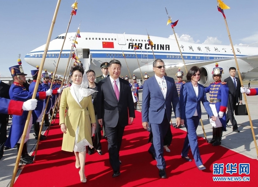 當(dāng)?shù)貢r(shí)間11月17日，國(guó)家主席習(xí)近平乘專機(jī)抵達(dá)基多，開始對(duì)厄瓜多爾共和國(guó)進(jìn)行國(guó)事訪問。厄瓜多爾總統(tǒng)科雷亞和夫人馬勒布等在機(jī)場(chǎng)熱情迎接習(xí)近平和夫人彭麗媛。新華社記者 鞠鵬 攝 