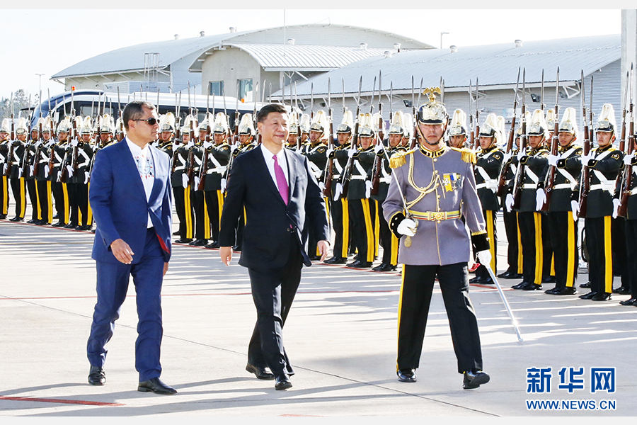 當(dāng)?shù)貢r(shí)間11月17日，國(guó)家主席習(xí)近平乘專機(jī)抵達(dá)基多，開始對(duì)厄瓜多爾共和國(guó)進(jìn)行國(guó)事訪問。這是厄瓜多爾總統(tǒng)科雷亞在機(jī)場(chǎng)為習(xí)近平舉行隆重歡迎儀式。新華社記者 鞠鵬 攝 