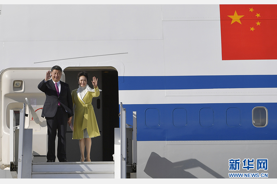當(dāng)?shù)貢r(shí)間11月17日，國(guó)家主席習(xí)近平乘專機(jī)抵達(dá)基多，開始對(duì)厄瓜多爾共和國(guó)進(jìn)行國(guó)事訪問。這是習(xí)近平與夫人彭麗媛向歡迎人群揮手致意。新華社記者 王曄 攝 