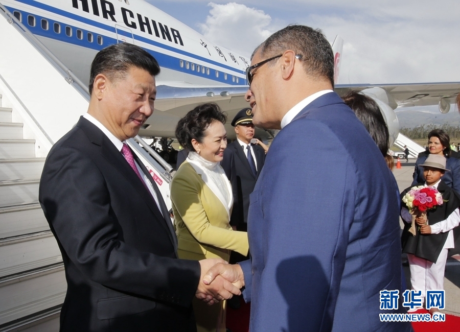 當(dāng)?shù)貢r(shí)間11月17日，國(guó)家主席習(xí)近平乘專機(jī)抵達(dá)基多，開始對(duì)厄瓜多爾共和國(guó)進(jìn)行國(guó)事訪問。厄瓜多爾總統(tǒng)科雷亞和夫人馬勒布等在舷梯旁熱情迎接習(xí)近平和夫人彭麗媛。新華社記者 鞠鵬 攝