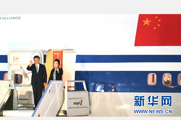 當(dāng)?shù)貢r(shí)間11月18日，國家主席習(xí)近平抵達(dá)利馬，出席亞太經(jīng)合組織第二十四次領(lǐng)導(dǎo)人非正式會議并對秘魯共和國進(jìn)行國事訪問。習(xí)近平和夫人彭麗媛受到秘魯副總統(tǒng)阿勞斯等熱情迎接。新華社記者 丁林 攝