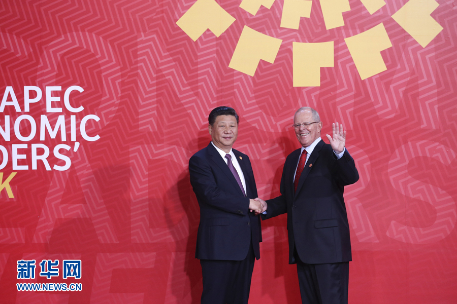 11月20日，亞太經(jīng)合組織第二十四次領(lǐng)導(dǎo)人非正式會議在秘魯利馬舉行。國家主席習(xí)近平出席并發(fā)表題為《面向未來開拓進(jìn)取促進(jìn)亞太發(fā)展繁榮》的重要講話。這是會議開始前，習(xí)近平受到秘魯總統(tǒng)庫琴斯基的熱情迎接。 新華社記者 龐興雷 攝