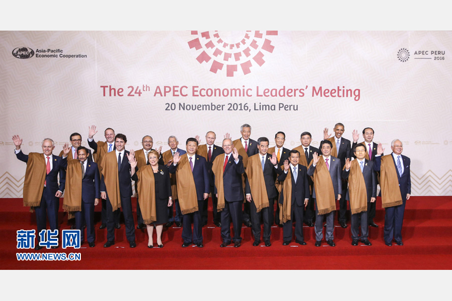11月20日，亞太經(jīng)合組織第二十四次領(lǐng)導(dǎo)人非正式會議在秘魯利馬舉行。國家主席習(xí)近平出席并發(fā)表題為《面向未來開拓進(jìn)取促進(jìn)亞太發(fā)展繁榮》的重要講話。這是會議期間，國家主席習(xí)近平同其他亞太經(jīng)合組織成員經(jīng)濟(jì)體領(lǐng)導(dǎo)人、代表合影。 新華社記者 丁林 攝