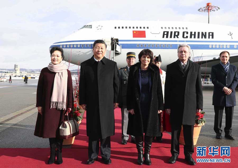 1月15日，國家主席習(xí)近平乘專機(jī)抵達(dá)蘇黎世，開始對瑞士聯(lián)邦進(jìn)行國事訪問。這是瑞士聯(lián)邦主席洛伊特哈德在機(jī)場為習(xí)近平和夫人彭麗媛舉行隆重歡迎儀式。 新華社記者 蘭紅光 攝