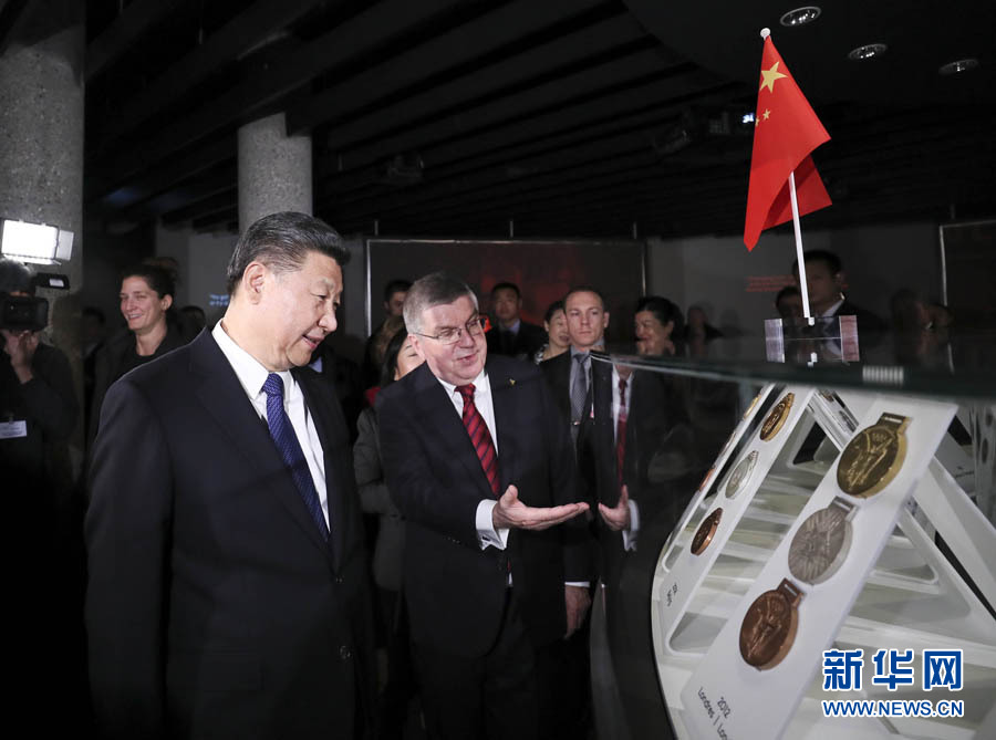 1月18日，國(guó)家主席習(xí)近平在瑞士洛桑國(guó)際奧林匹克博物館會(huì)見(jiàn)國(guó)際奧林匹克委員會(huì)主席巴赫。這是會(huì)見(jiàn)后，習(xí)近平在巴赫陪同下參觀往屆奧運(yùn)會(huì)獎(jiǎng)牌展。新華社記者 蘭紅光 攝