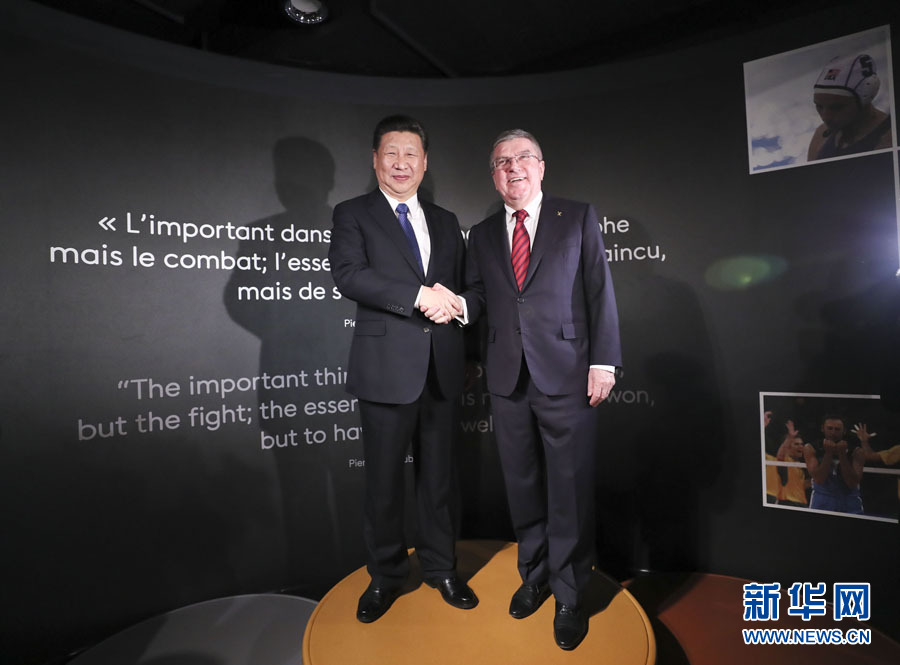 1月18日，國(guó)家主席習(xí)近平在瑞士洛桑國(guó)際奧林匹克博物館會(huì)見(jiàn)國(guó)際奧林匹克委員會(huì)主席巴赫。這是習(xí)近平和巴赫在奧運(yùn)冠軍領(lǐng)獎(jiǎng)臺(tái)上合影。新華社記者 蘭紅光 攝