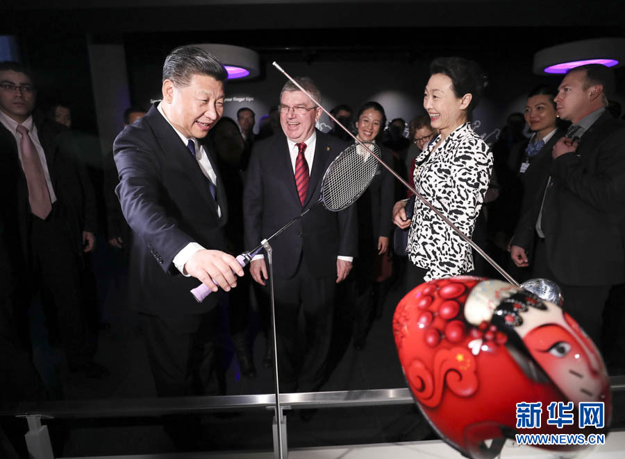 1月18日，國(guó)家主席習(xí)近平在瑞士洛桑國(guó)際奧林匹克博物館會(huì)見(jiàn)國(guó)際奧林匹克委員會(huì)主席巴赫。這是習(xí)近平在巴赫陪同下，參觀羽毛球世界冠軍李玲蔚用過(guò)的球拍。新華社記者 蘭紅光 攝