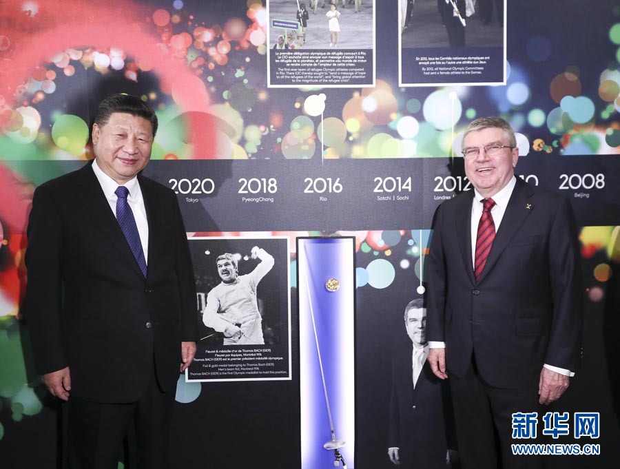 1月18日，國(guó)家主席習(xí)近平在瑞士洛桑國(guó)際奧林匹克博物館會(huì)見(jiàn)國(guó)際奧林匹克委員會(huì)主席巴赫。這是習(xí)近平與巴赫在巴赫作為擊劍運(yùn)動(dòng)員參加奧運(yùn)會(huì)的照片前合影。新華社記者 蘭紅光 攝