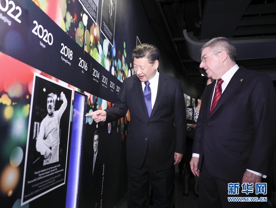 1月18日，國(guó)家主席習(xí)近平在瑞士洛桑國(guó)際奧林匹克博物館會(huì)見(jiàn)國(guó)際奧林匹克委員會(huì)主席巴赫。這是習(xí)近平在巴赫陪同下，參觀巴赫作為擊劍運(yùn)動(dòng)員參加奧運(yùn)會(huì)的照片。新華社記者 蘭紅光 攝