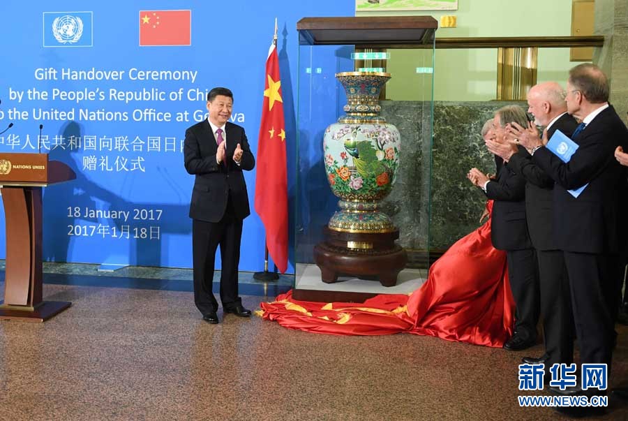 1月18日，國家主席習近平在瑞士日內(nèi)瓦萬國宮出席&ldquo;共商共筑人類命運共同體&rdquo;高級別會議，并發(fā)表題為《共同構(gòu)建人類命運共同體》的主旨演講。這是會議結(jié)束后，習近平出席中國向聯(lián)合國日內(nèi)瓦總部贈禮儀式。新華社記者 張鐸 攝