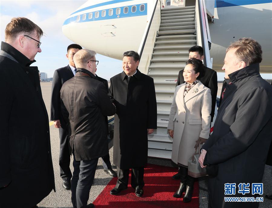 4月4日，國(guó)家主席習(xí)近平乘專(zhuān)機(jī)抵達(dá)赫爾辛基，開(kāi)始對(duì)芬蘭共和國(guó)進(jìn)行國(guó)事訪問(wèn)。這是芬蘭政府代表、農(nóng)業(yè)與環(huán)境部長(zhǎng)蒂利凱寧等在舷梯旁熱情迎接習(xí)近平和夫人彭麗媛。新華社記者 蘭紅光 攝 