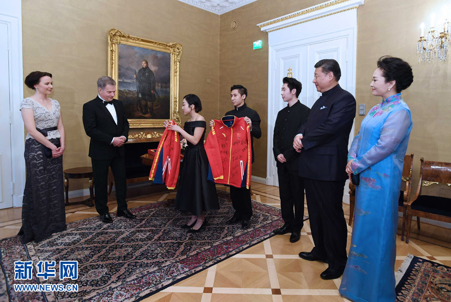 當(dāng)?shù)貢r(shí)間4月5日晚，國(guó)家主席習(xí)近平和芬蘭總統(tǒng)尼尼斯托在赫爾辛基共同會(huì)見(jiàn)剛剛參加完2017年世界花樣滑冰錦標(biāo)賽的中芬兩國(guó)冰雪運(yùn)動(dòng)員代表。習(xí)近平夫人彭麗媛和尼尼斯托夫人豪吉?dú)W參加會(huì)見(jiàn)。這是中國(guó)運(yùn)動(dòng)員向尼尼斯托和夫人豪吉?dú)W贈(zèng)送運(yùn)動(dòng)衣。新華社記者 饒愛(ài)民 攝