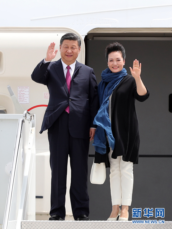 4月6日，國家主席習(xí)近平乘專機(jī)抵達(dá)美國佛羅里達(dá)州，將在海湖莊園同美國總統(tǒng)特朗普舉行中美元首會晤。這是習(xí)近平和夫人彭麗媛步出機(jī)艙。新華社記者 劉衛(wèi)兵 攝 