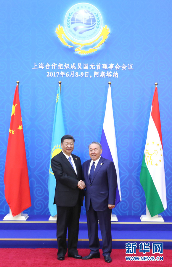 6月9日，國家主席習(xí)近平在哈薩克斯坦首都阿斯塔納出席上海合作組織成員國元首理事會第十七次會議并發(fā)表重要講話。這是習(xí)近平出席會議時，受到哈薩克斯坦總統(tǒng)納扎爾巴耶夫的熱情迎接。新華社記者 馬占成 攝