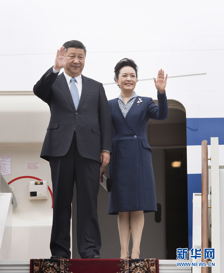 7月3日，國家主席習(xí)近平乘專機抵達莫斯科，開始對俄羅斯聯(lián)邦進行國事訪問。這是習(xí)近平和夫人彭麗媛步出艙門。 新華社記者 李學(xué)仁 攝