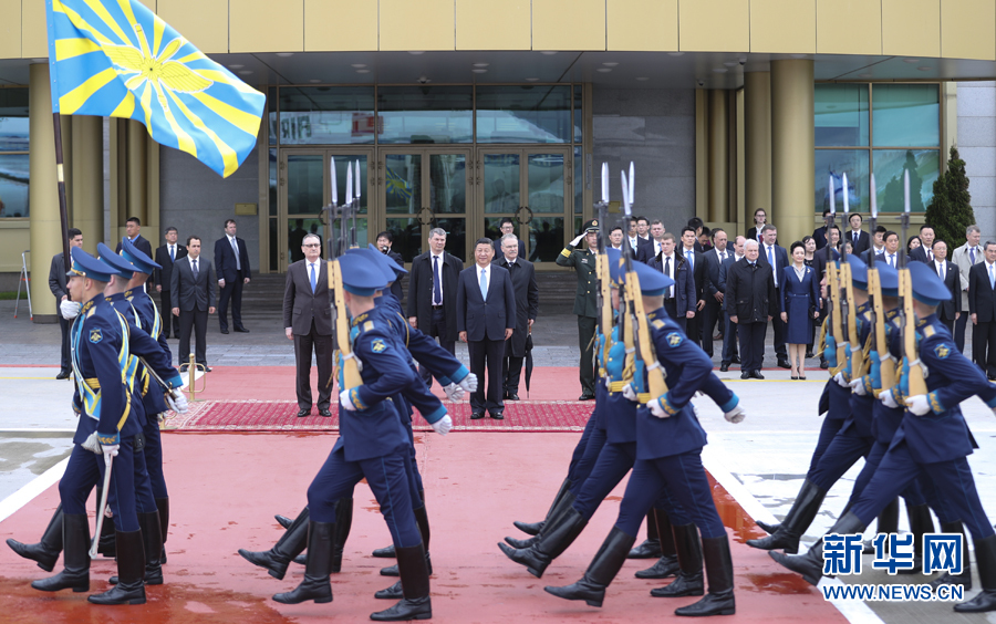 7月3日，國家主席習(xí)近平乘專機抵達莫斯科，開始對俄羅斯聯(lián)邦進行國事訪問。這是習(xí)近平出席機場歡迎儀式。 新華社記者 謝環(huán)馳 攝