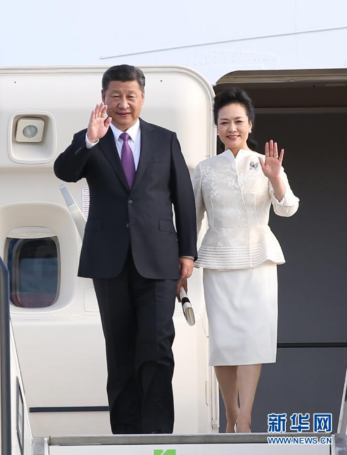 7月4日，國家主席習(xí)近平乘專機(jī)抵達(dá)柏林，開始對德意志聯(lián)邦共和國進(jìn)行國事訪問。這是習(xí)近平和夫人彭麗媛步出艙門。 新華社記者 姚大偉 攝