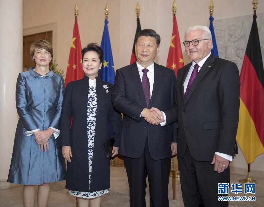 7月5日，國(guó)家主席習(xí)近平在柏林會(huì)見德國(guó)總統(tǒng)施泰因邁爾。會(huì)見前，施泰因邁爾在總統(tǒng)府花園為習(xí)近平舉行隆重歡迎儀式。這是習(xí)近平和夫人彭麗媛同施泰因邁爾夫婦合影。新華社記者 李學(xué)仁 攝