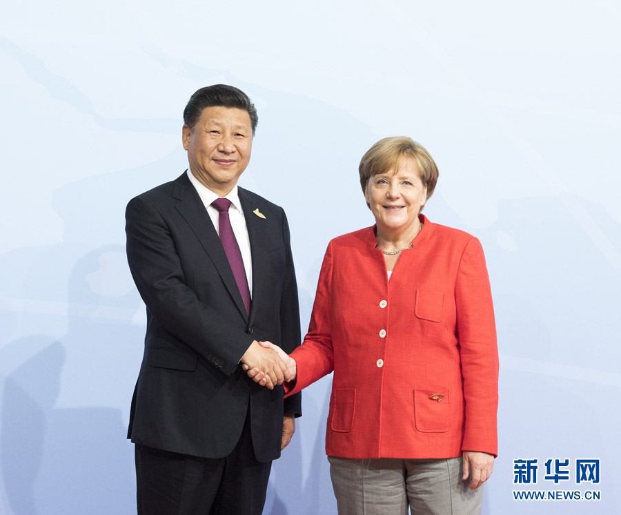 7月7日，二十國集團(tuán)領(lǐng)導(dǎo)人第十二次峰會在德國漢堡舉行。國家主席習(xí)近平出席并發(fā)表題為《堅持開放包容　推動聯(lián)動增長》的重要講話。這是峰會開始前，習(xí)近平受到德國總理默克爾迎接。新華社記者 李學(xué)仁 攝 