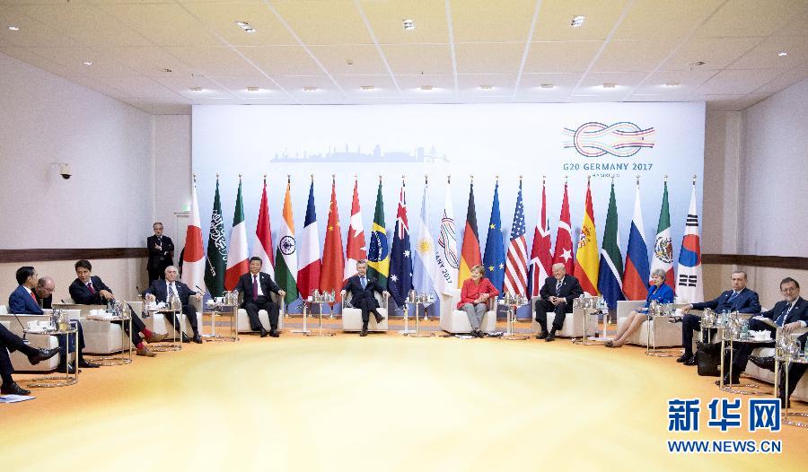 7月7日，二十國集團(tuán)領(lǐng)導(dǎo)人第十二次峰會在德國漢堡舉行。國家主席習(xí)近平出席并發(fā)表題為《堅持開放包容　推動聯(lián)動增長》的重要講話。這是峰會前，習(xí)近平出席二十國集團(tuán)峰會領(lǐng)導(dǎo)人座談會。新華社記者 李學(xué)仁 攝 