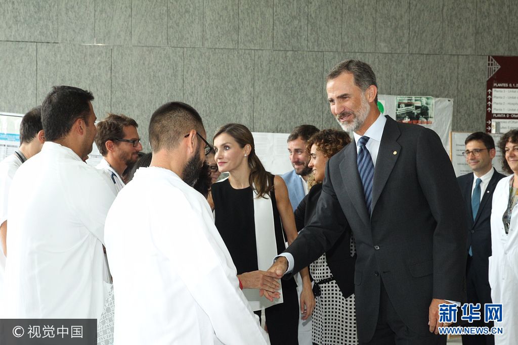 當(dāng)?shù)貢r間2017年8月19日，西班牙巴塞羅那，西班牙國王菲利普六世和萊蒂齊亞王后探望巴塞羅那恐襲案傷者。***_***BARCELONA, SPAIN - AUGUST 19:  In this handout photo provided by Casa de S.M. el Rey de Espana, King Felipe VI of Spain and Queen Letizia of Spain meets with medical staff as they arrive to visit last Thursday's terrorist attack victims at the Hospital de la Santa Creu i Sant Pau on August 19, 2017 in Barcelona, Spain. Thirteen people were killed and dozens injured in the Las Ramblas area of Barcelona when a van hit crowds on August 17.  (Photo by Casa de S.M. el Rey de Espana via Getty Images)