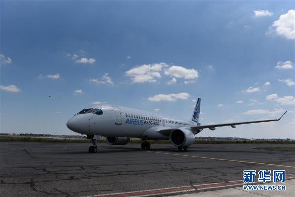 (國(guó)際)(1)空客推出A220系列飛機(jī)