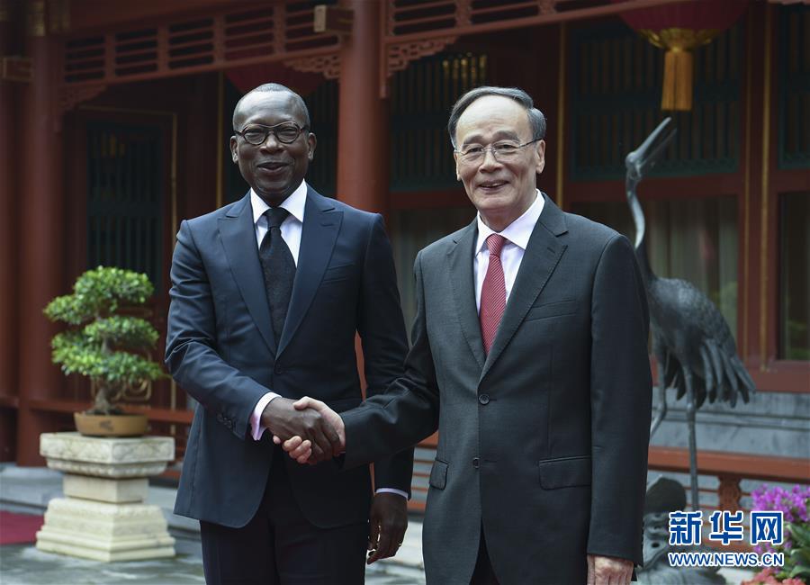 (中非合作論壇)王岐山會(huì)見貝寧總統(tǒng)塔隆