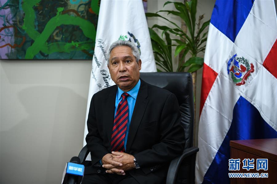（國際&middot;圖文互動）專訪：&ldquo;希望多中關(guān)系長遠(yuǎn)持久、碩果累累&rdquo;&mdash;&mdash;訪多米尼加經(jīng)濟(jì)規(guī)劃和發(fā)展部部長桑塔納