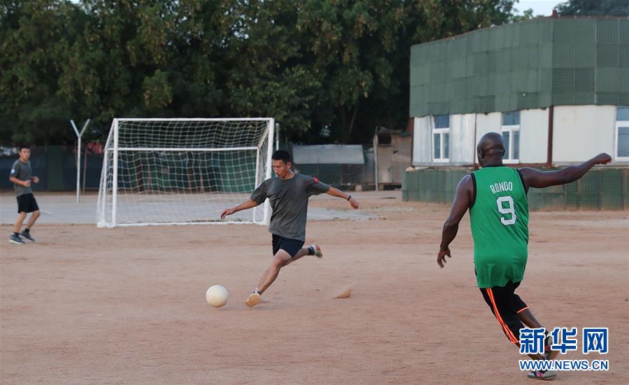 (國際·圖文互動)(4)拳拳赤子心 悠悠藍(lán)盔情——記中國赴蘇丹達(dá)爾富爾維和部隊(duì)度中秋和國慶佳節(jié)