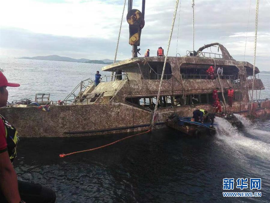 (國際)(1)泰國普吉傾覆沉沒的“鳳凰”號游船打撈出水