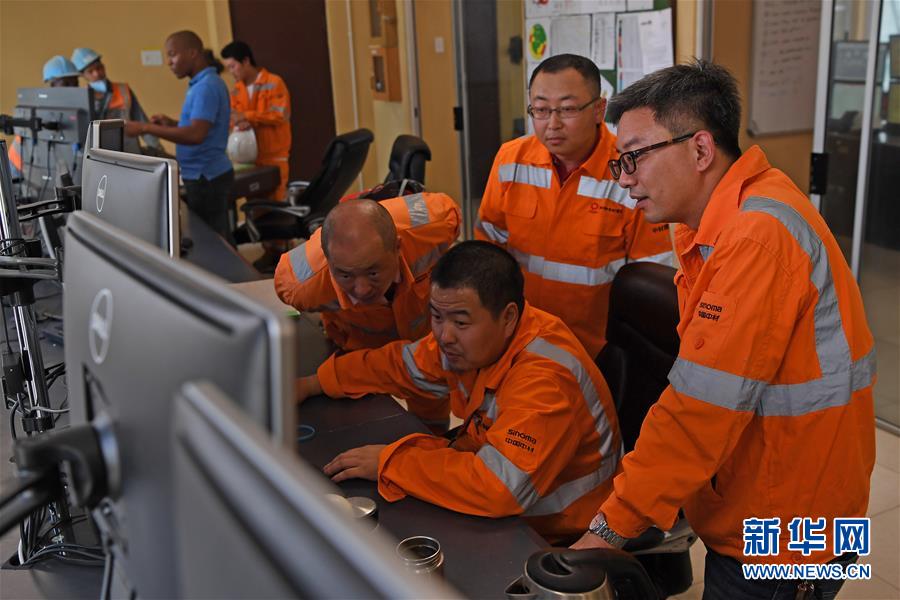 (國(guó)際·圖文互動(dòng))(2)通訊:春節(jié):在異國(guó)他鄉(xiāng)堅(jiān)守崗位——探訪南非中企施工現(xiàn)場(chǎng)