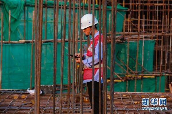 (國(guó)際·圖文互動(dòng))(1)特寫(xiě):中國(guó)援柬國(guó)家體育場(chǎng)工地上的“暴走哥”