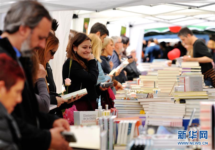 (國際·圖文互動(dòng))(2)通訊:花香馥郁 書香怡人——記西班牙巴塞羅那圣喬治節(jié)