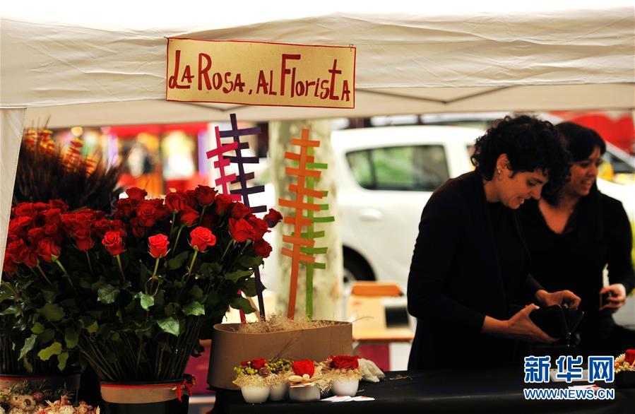 (國際·圖文互動(dòng))(4)通訊:花香馥郁 書香怡人——記西班牙巴塞羅那圣喬治節(jié)