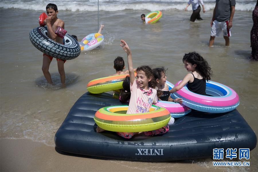 (國(guó)際·圖文互動(dòng))(2)特寫:穿過檢查站去看海