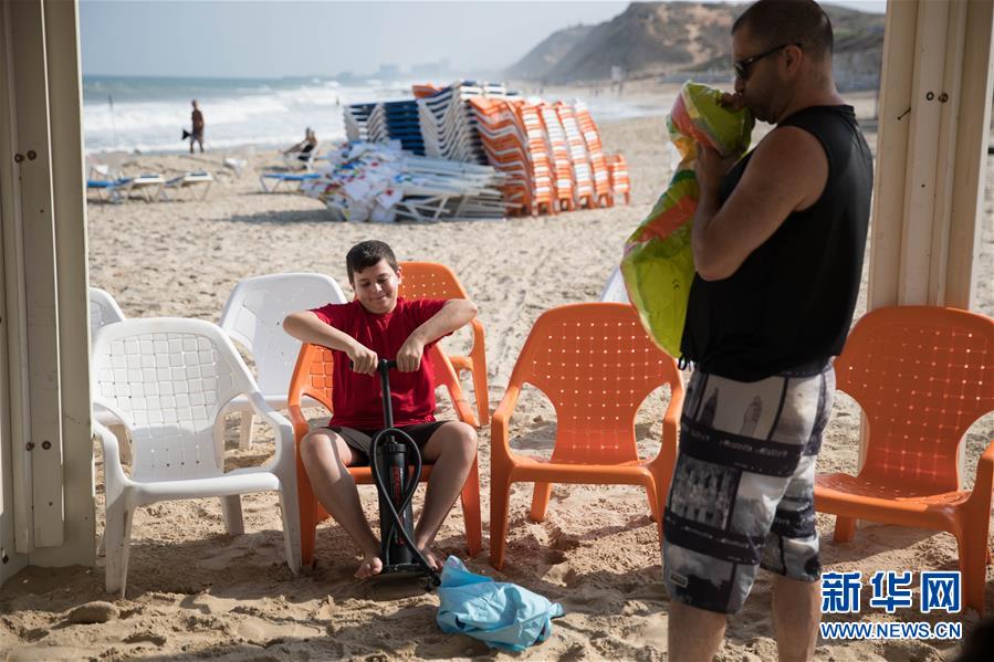 (國(guó)際·圖文互動(dòng))(3)特寫:穿過檢查站去看海