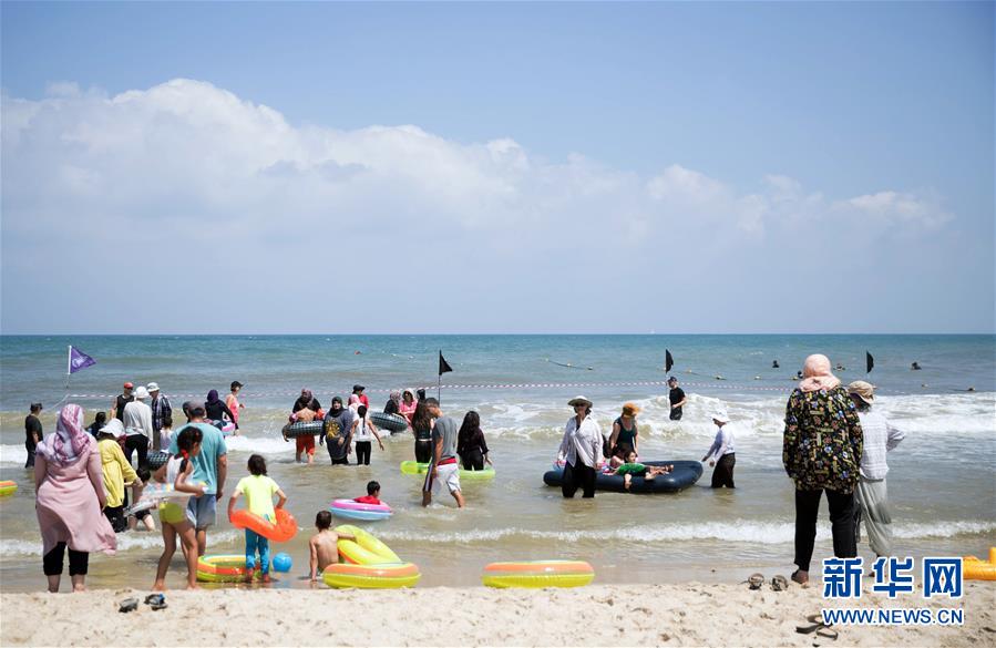 (國(guó)際·圖文互動(dòng))(4)特寫:穿過檢查站去看海