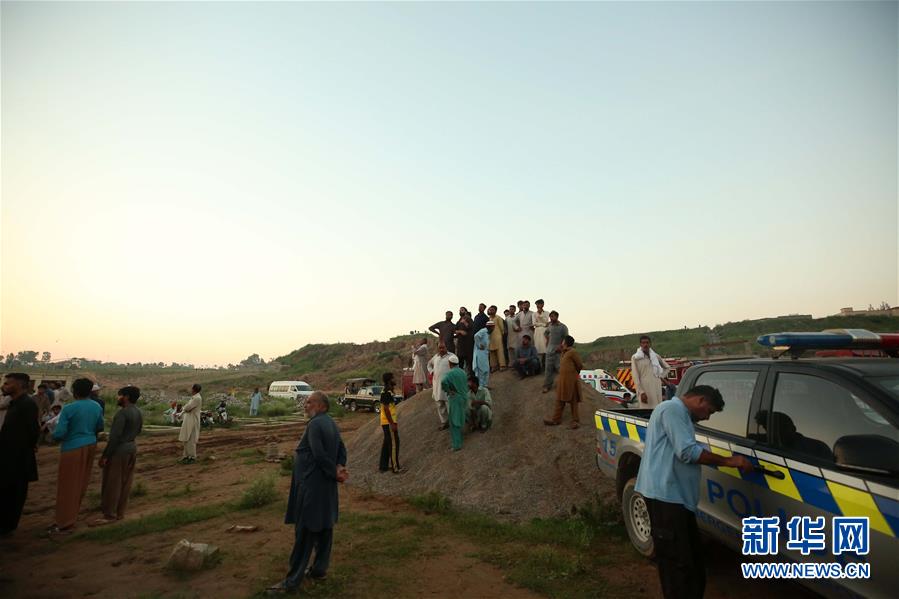 (國際)(4)一架小型軍用飛機(jī)在巴基斯坦墜毀