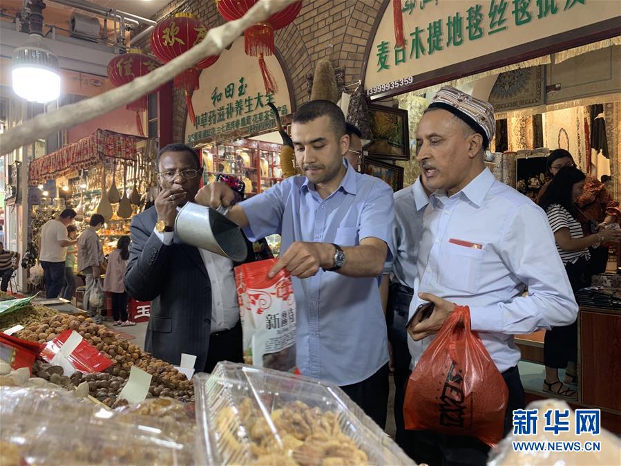 （圖文互動(dòng)）（1）多國(guó)駐華使節(jié)參訪新疆：中國(guó)反恐、去極端化經(jīng)驗(yàn)值得學(xué)習(xí)借鑒