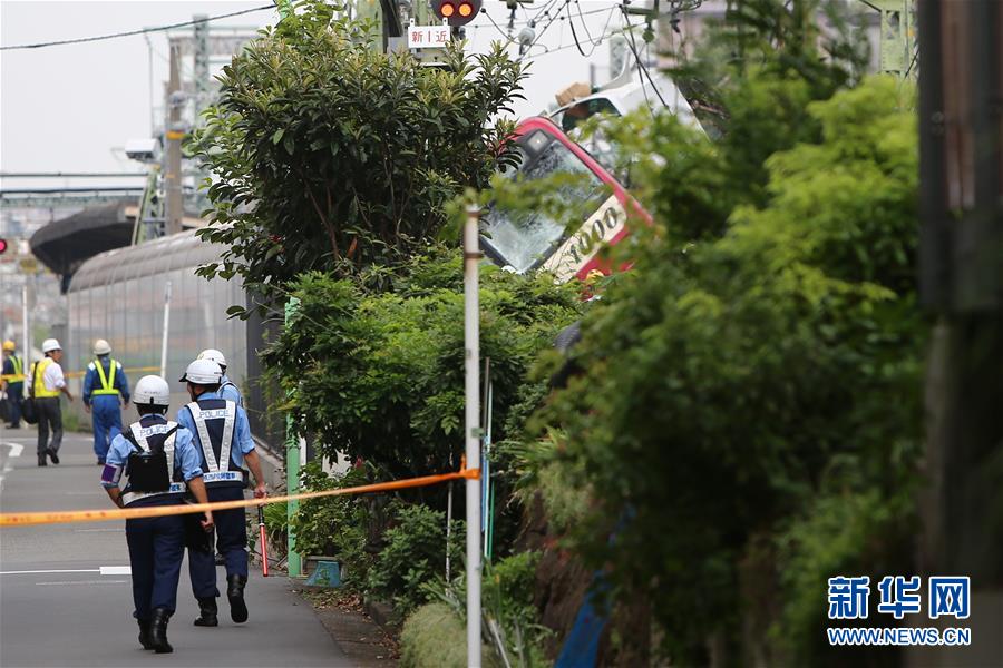 (國際)(3)日本神奈川縣一電車與卡車相撞致1死34傷