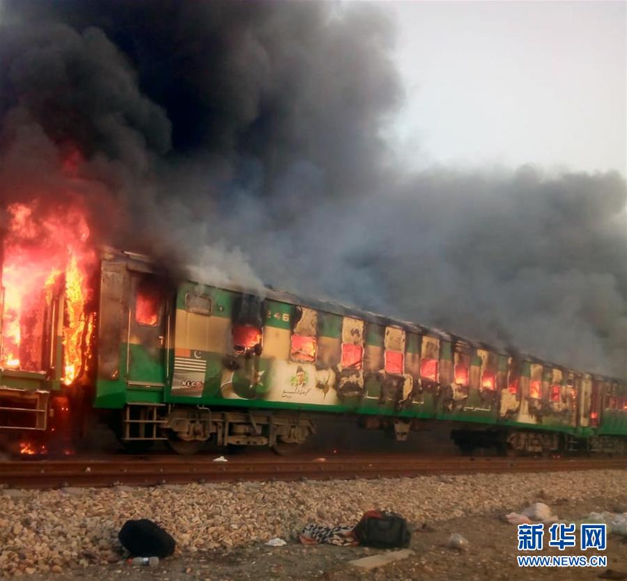 (國(guó)際)(5)巴基斯坦一旅客列車(chē)起火 導(dǎo)致至少65人死亡