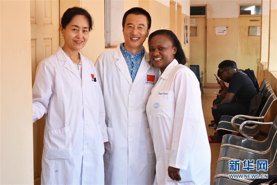 (國際·圖文互動(dòng))(1)通訊:《中喀一家人》——贈(zèng)別中國醫(yī)療隊(duì)員的非洲旋律