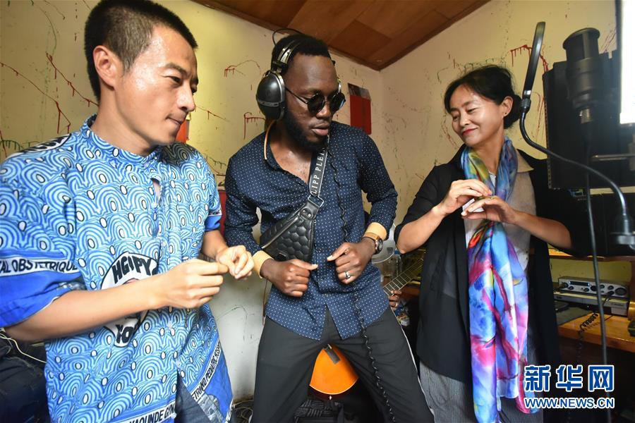 (國際·圖文互動(dòng))(3)通訊:《中喀一家人》——贈(zèng)別中國醫(yī)療隊(duì)員的非洲旋律