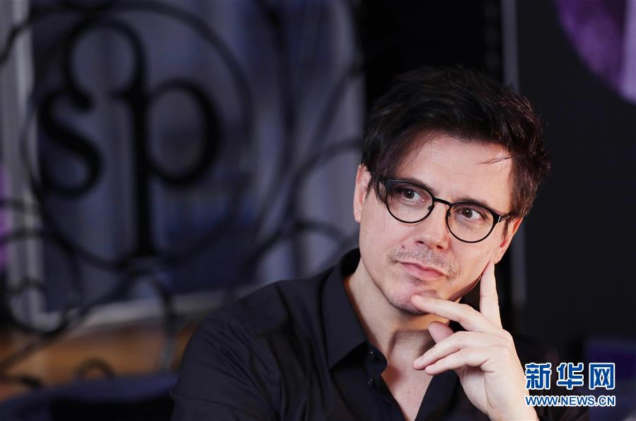 （國際&middot;圖文互動）（3）通訊：手牽手，我們共同驅(qū)散陰霾&mdash;&mdash;法國音樂人創(chuàng)作抗疫歌曲背后的故事