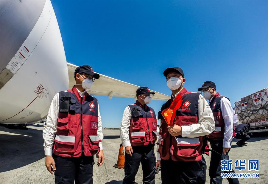 (國際疫情)(1)中國抗疫醫(yī)療專家組抵達菲律賓