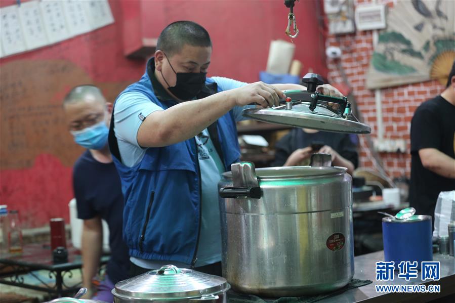 (國(guó)際疫情 ·圖文互動(dòng))(1)通訊:加德滿(mǎn)都中國(guó)人奉獻(xiàn)的“愛(ài)心便當(dāng)”