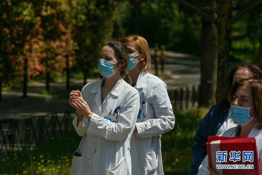 (國(guó)際疫情·圖文互動(dòng))(8)雅典“卡車音樂(lè)會(huì)”致敬白衣天使